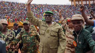 Mohamed Toumba (Mitte), Kommandeur des Regiments der Präsidentengarde, nimmt an einer Demonstration von Putschisten teil und begrüßt sie in einem Stadion in der nigrischen Hauptstadt Niamey am 6. August 2023.