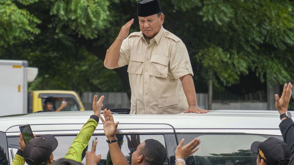 Der neu gewählte indonesische Präsident und bisherige Verteidigungsminister Prabowo Subianto begrüßt seine Anhänger in Jakarta, Indonesien, 15. Februar 2024.