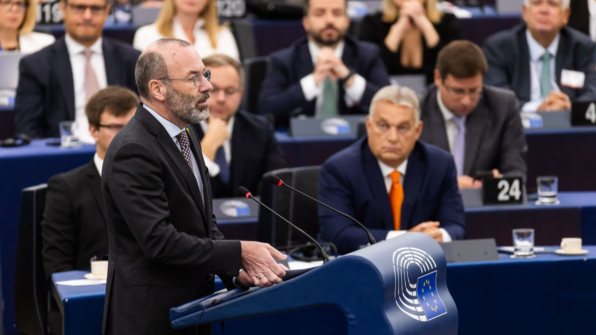 The chairman of the EPP speaks in a plenary session of the European Parliament, with Hungarian prime minister Viktor Orbán visible in the background. Manfred Weber of the European People's Party stands at the lectern in the European Parliament.