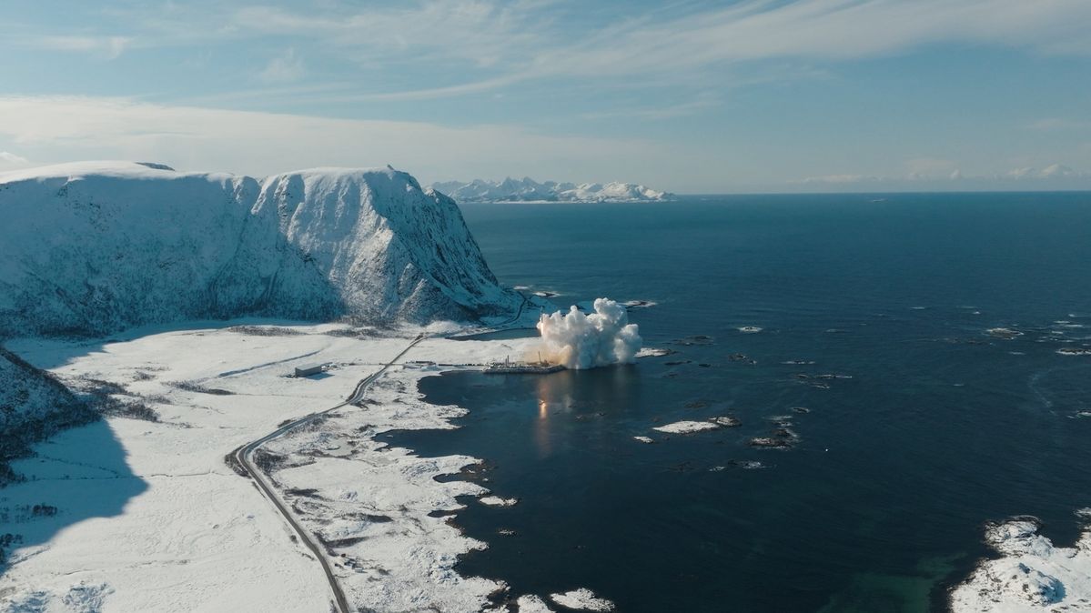 Eine Testrakete, die Europas Satellitenstartkapazitäten verbessern sollte, stürzte kurz nach dem Start vom norwegischen Weltraumbahnhof Andøya am 30.03.2025 ins Meer. Eine Rauchwolke steigt über dem Eismeer auf.