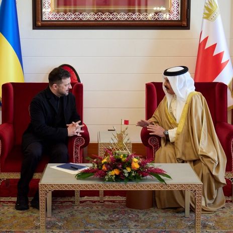 Der ukrainische Präsident Wolodymyr Selenskyj zu Besuch in Bahrain, wo er sich am 5. Mai 2026 zu Gesprächen mit König Hamad bin Isa Al Khalifa traf.