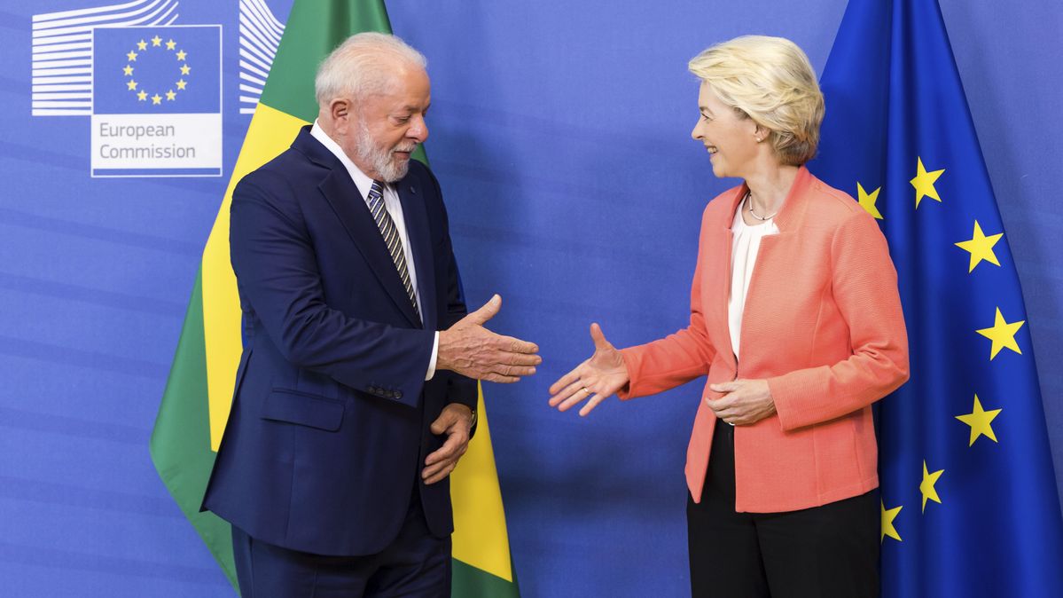 EU Commission President Ursula von der Leyen welcomes Brazilian President Luiz Inácio Lula da Silva at the EU headquarters in Brussels in July 2023.