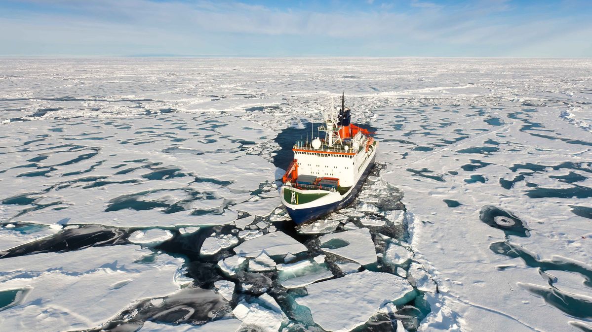 Luftaufnahme vom Forschungseisbrecher Polarstern am Nordpol