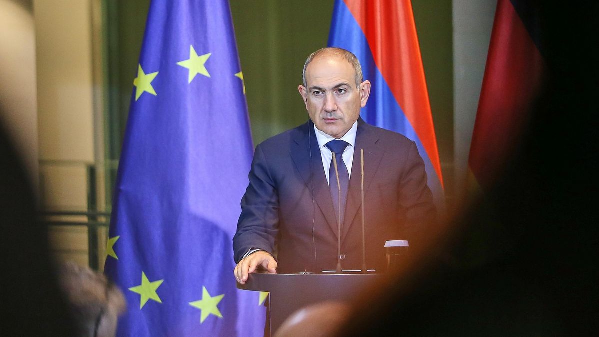 Besuch des armenischen Ministerpräsidenten Nikol Paschinjan in Berlin im Dezember 2025 Der Ministerpräsident an einem Pult vor einer EU und einer armenischen Flagge
