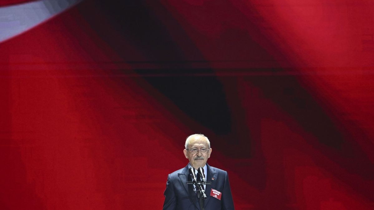 Der CHP-Vorsitzende Kemal Kılıçdaroğlu beim 38. Parteitag seiner Partei im November 2023 in Ankara Der CHP-Vorsitzende vor einem roten Hintergrund
