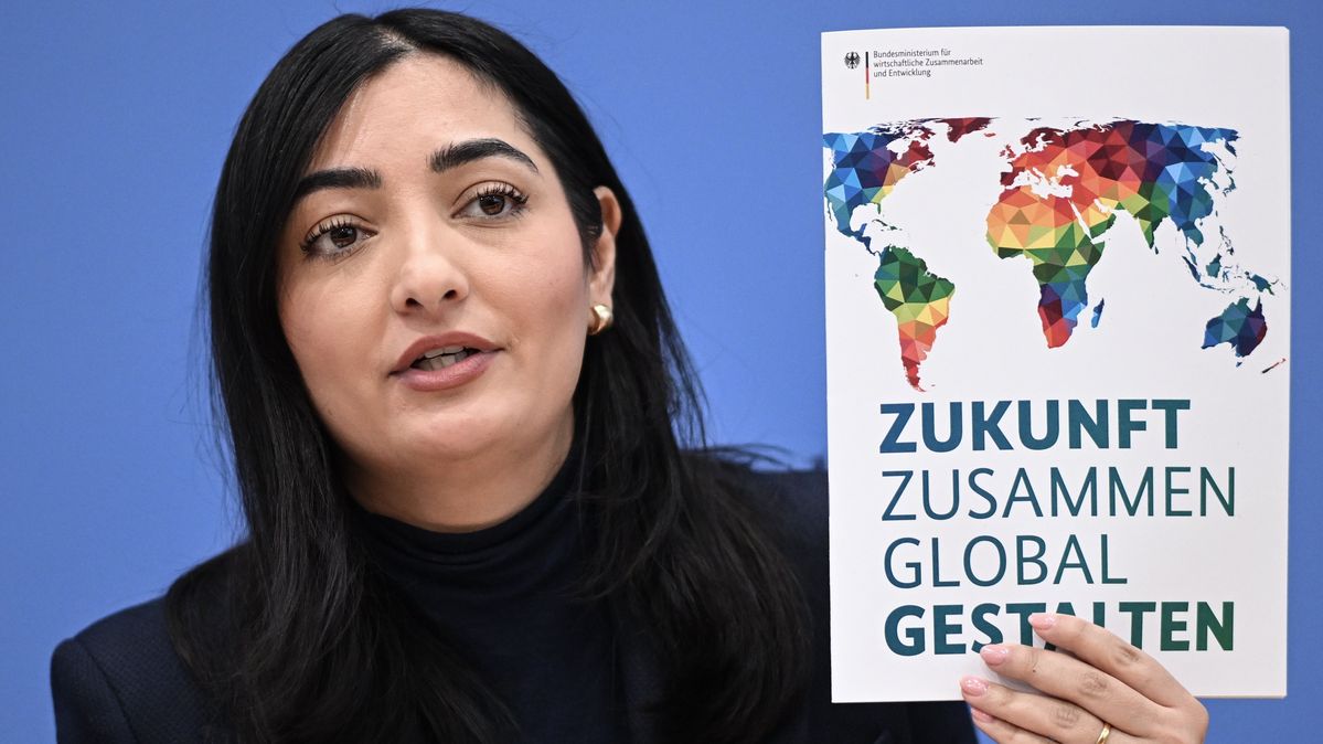 Entwicklungsministerin Reem Alabali Radovanbei bei der Pressekonferenz zum Reformplan »Zukunft zusammen global gestalten«. Die deutsche Entwicklungsministerin Reem Alabali Radovanbei hält den Reformplan »Zukunft zusammen global gestalten« hoch.