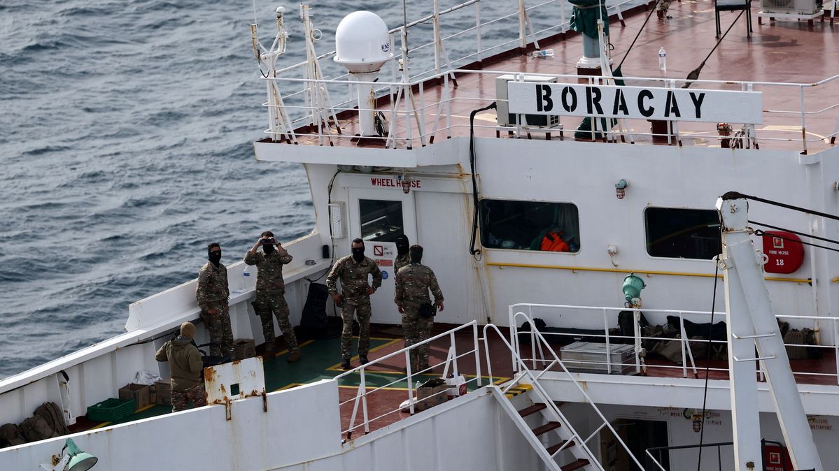 Französische Soldaten an Bord des Öltankers „Boracay“ am 2.10.2025. Das Schiff steht im Verdacht, zur russischen „Schattenflotte“ zu gehören. Vermummte Soldaten stehen in Uniform an Bord eines Schiffs.