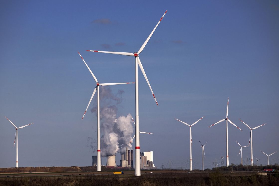 Windkraftanlagen am Braunkohletagebau Garzweiler. Im Hintergrund: das Kraftwerk Neurath, Nordrhein-Westfalen. 