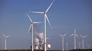 Windkraftanlagen am Braunkohletagebau Garzweiler. Im Hintergrund: das Kraftwerk Neurath, Nordrhein-Westfalen. 