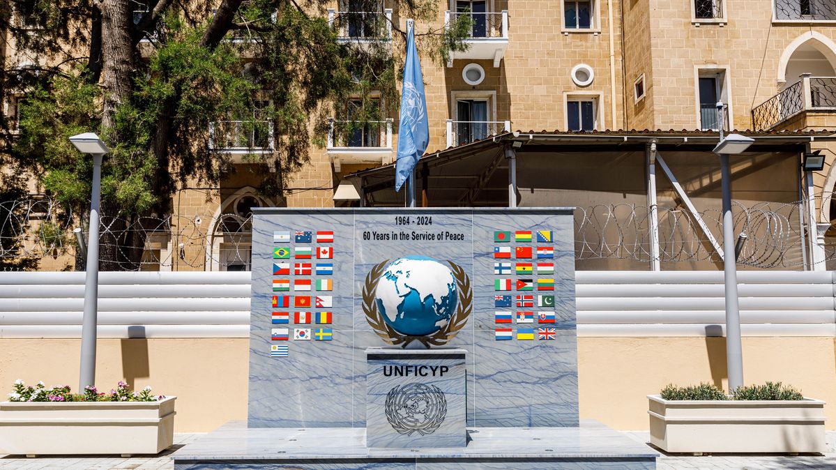 Denkmal zum 60-jährigen Bestehen des UNFICYP-Einsatzes auf Zypern in Nikosia Denkmal