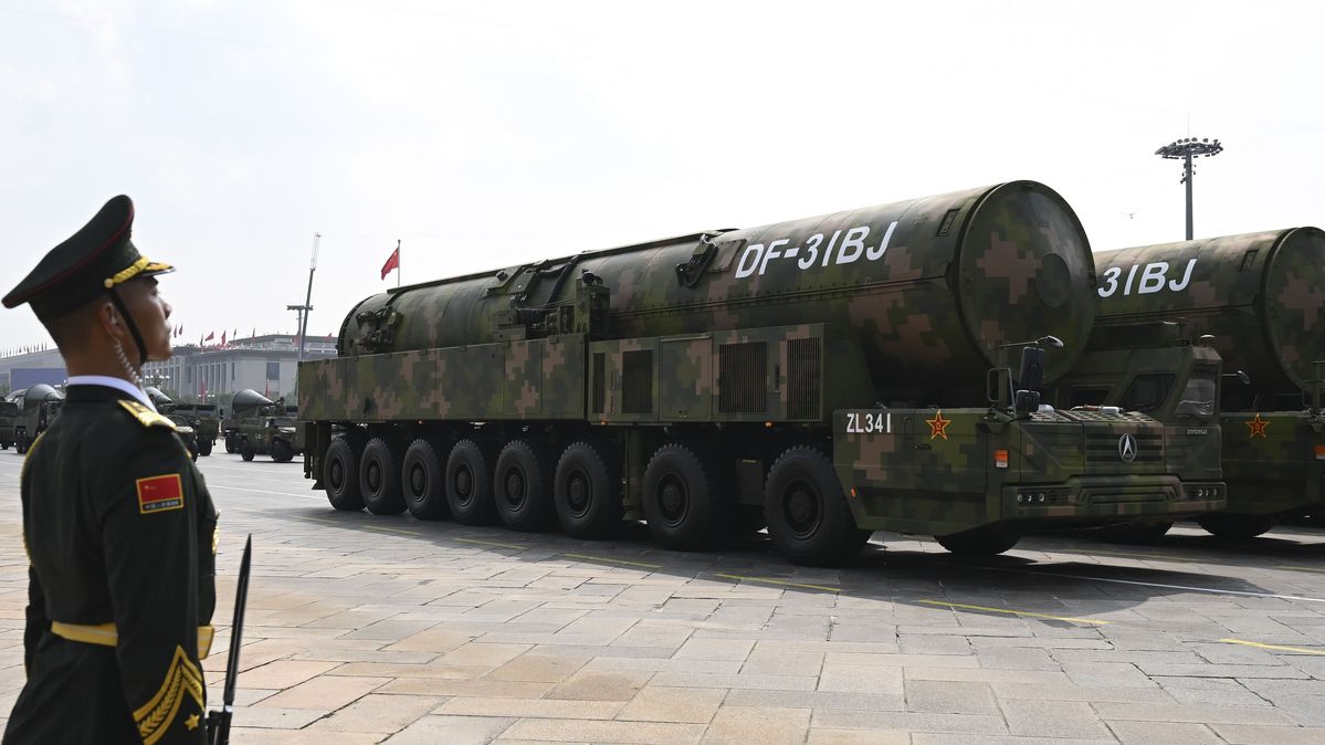 Eine Formation von Atomraketen während der Militärparade in Peking am 3. September 2025 Ein Soldat steht vor einer großen Rakete.