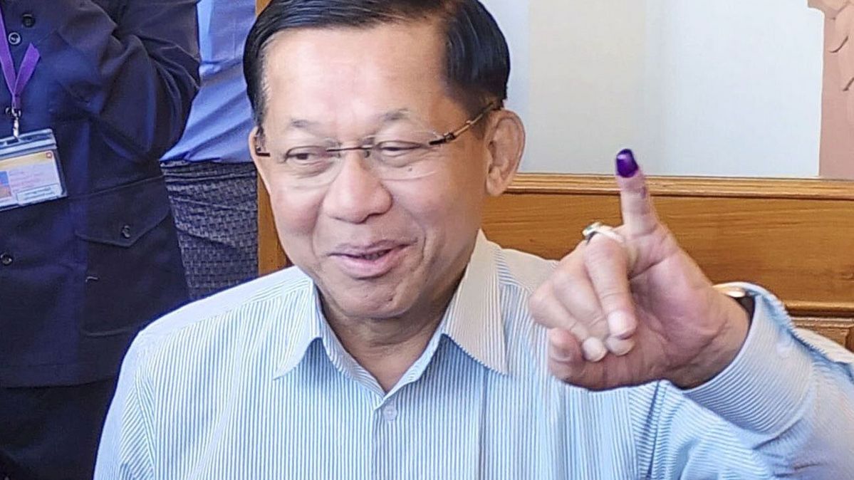 General Min Aung Hlaing, der die Militärjunta Myanmars anführt, im Wahllokal in Naypyitaw am 28.12.2025 Vor einer Wahlkabine zeigt General Hlaing seinen mit blauer Tinte eingefärbten kleinen Finger