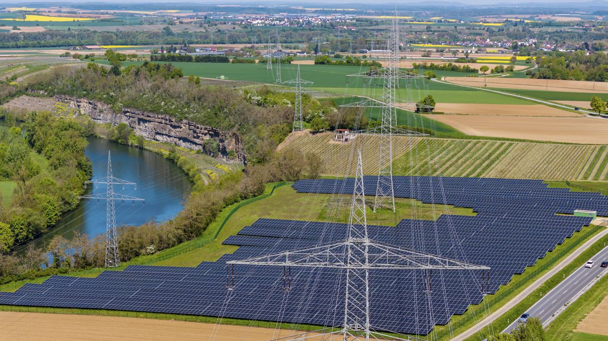 Eine Photovoltaik-Freiflächenanlage im Solarpark in Talheim am Neckar, Baden-Württemberg (Symbolbild) Eine Photovoltaik-Freiflächenanlage im Solarpark in Talheim am Neckar, Baden-Württemberg (Symbolbild)