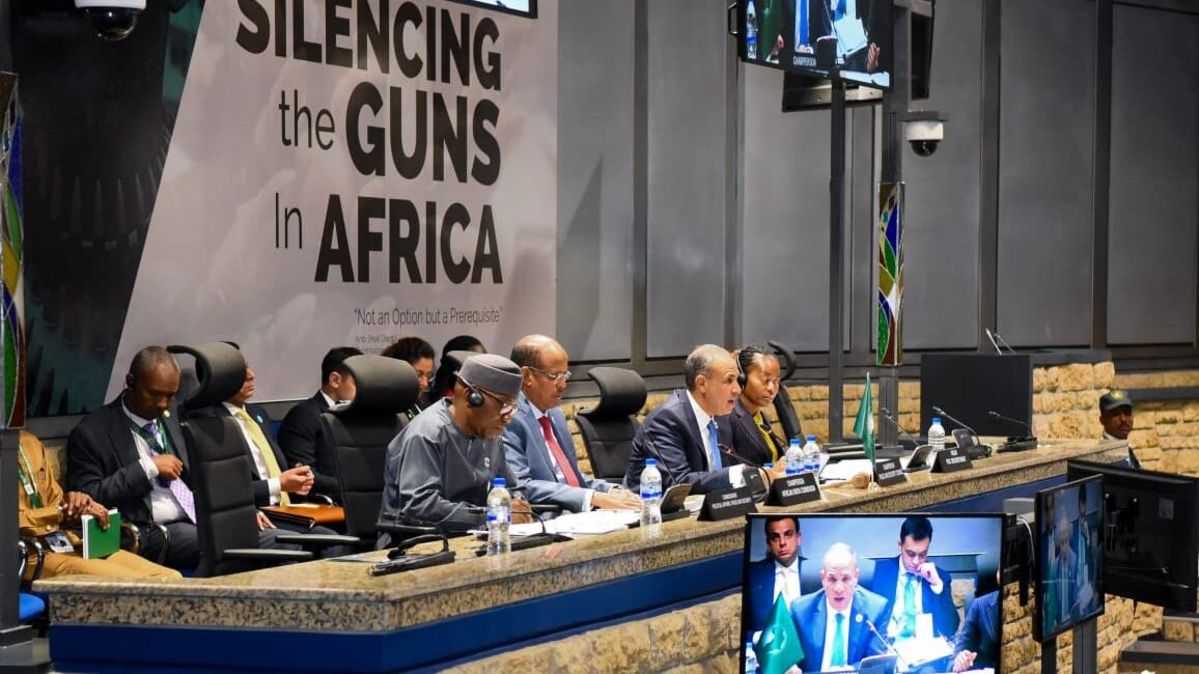 Ministersitzung des Friedens- und Sicherheitsrats der Afrikanischen Union in Kairo, 12.02.2026 Mehrere Männer an einem Tisch, dahinter der Schriftzug "Silencing the Guns in Africa"