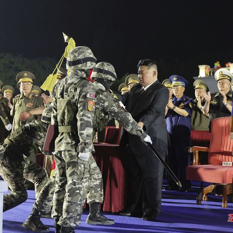 Kim Jong-un mit Soldaten in Pjöngjang