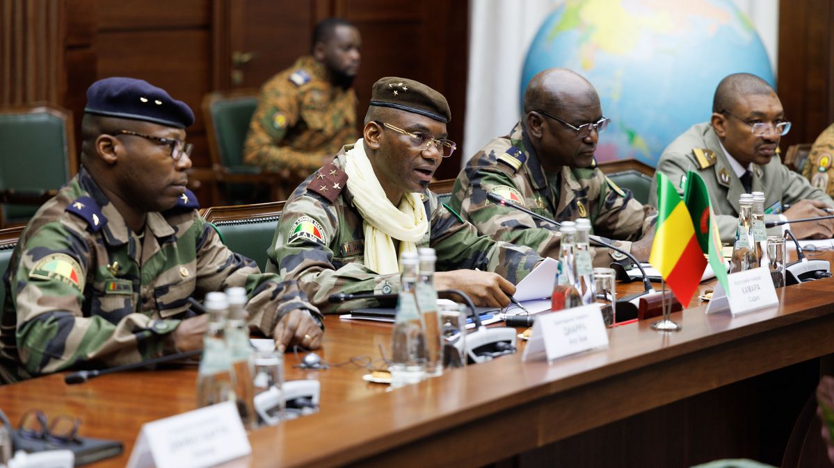 Sadio Camara (2. v. l.), Verteidigungsminister von Mali, spricht bei einem Treffen mit seinen Amtskollegen der Sahel-Allianz in Moskau am 14.8.2025 Vier Männer in Militärkleidung sitzen an einem Tisch