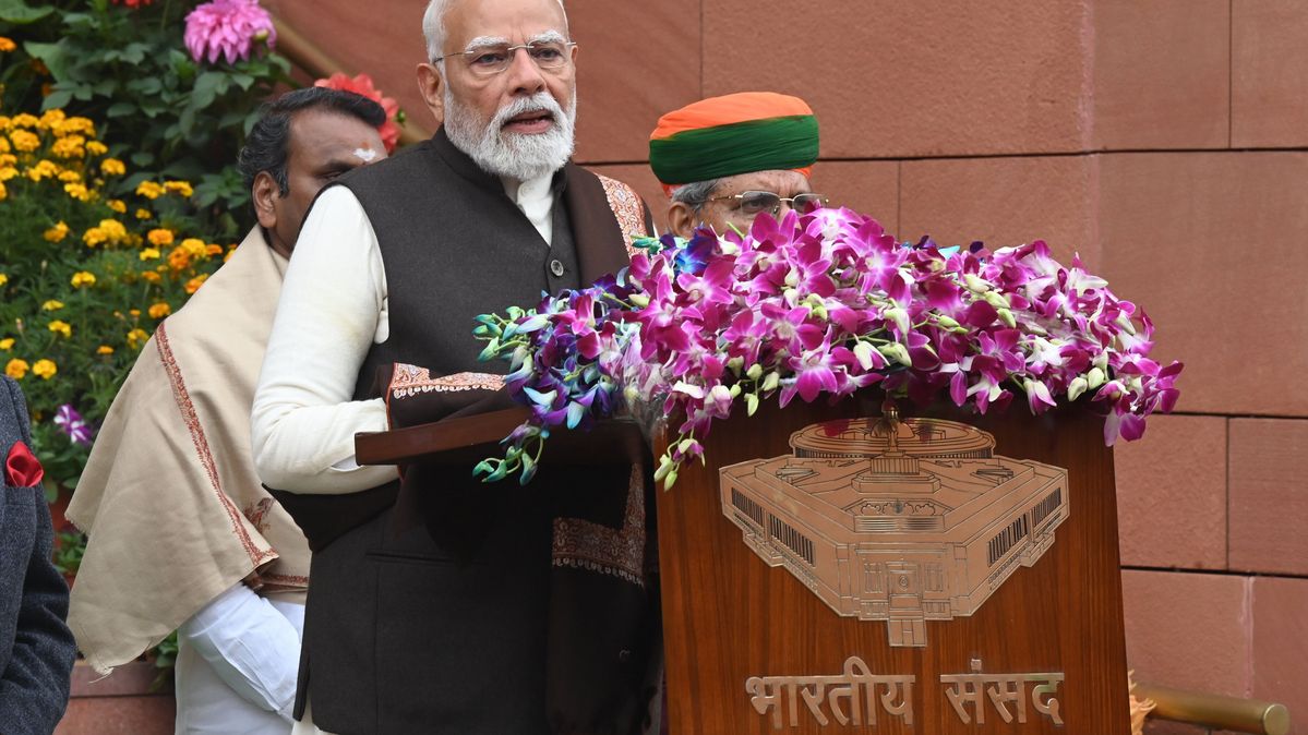 Premierminister Narendra Modi spricht im indischen Parlament. Narendra Modi an einem Rednerpult