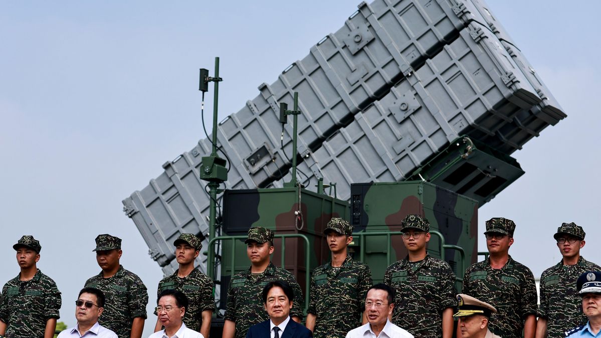 Der taiwanesische Präsident William Lai zu Besuch auf dem Marinestützpunkt in Taoyuan, Taiwan. Im Hintergrund das Überschall-Raketensystem Hsiung Feng III.