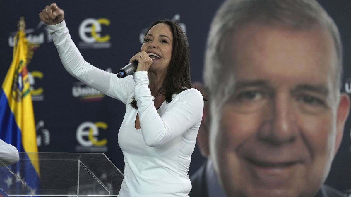 María Corina Machado am 16. Mai 2024 auf einer Wahlkampfveranstaltung für Edmundo González Urrutia, zu sehen auf dem Plakat im Hintergrund