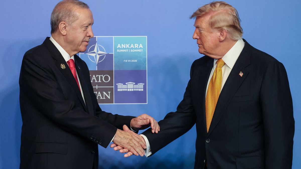 Der türkische Präsident Recep Tayyip Erdoğan begrüßt US-Präsident Donald Trump beim NATO-Gipfel am 8. Juli 2026 in Ankara. Der türkische und der amerikanische Präsident geben sich die Hand vor einem Nato Banner.