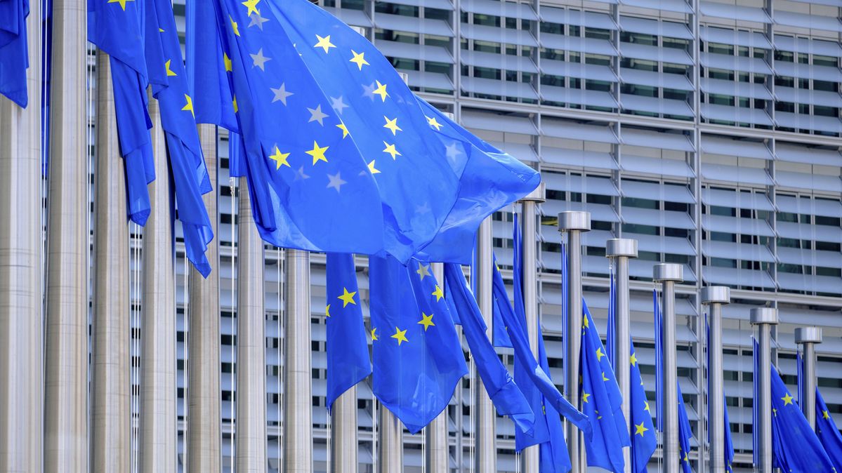 Europaflaggen vor dem Hauptsitz der Europäischen Kommission Eine Reihe von EU-Flaggen vor einem Bürogebäude