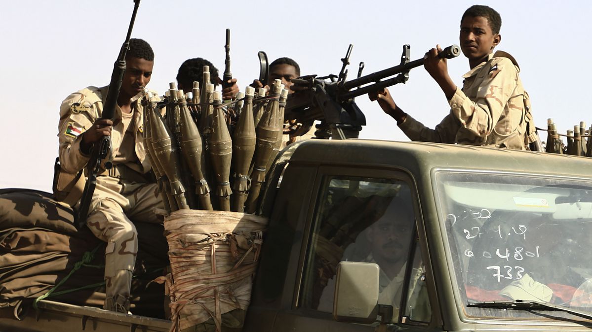 Sudanesische Soldaten der Rapid Support Forces (RSF) während einer Kundgebung in der Stadt Garawee: Die VAE gelten als wichtigster Unterstützer der RSF. Soldaten auf Panzer