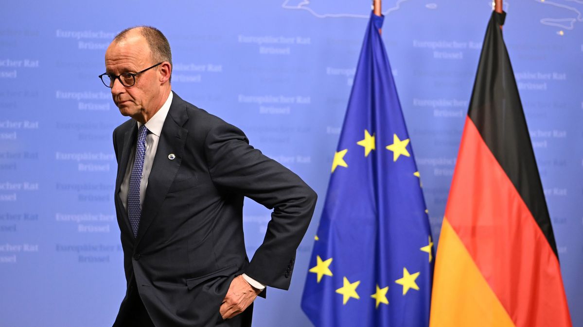 Bundeskanzler Friedrich Merz verlässt eine Pressekonferenz nach einem EU-Gipfel der Staats- und Regierungschef.