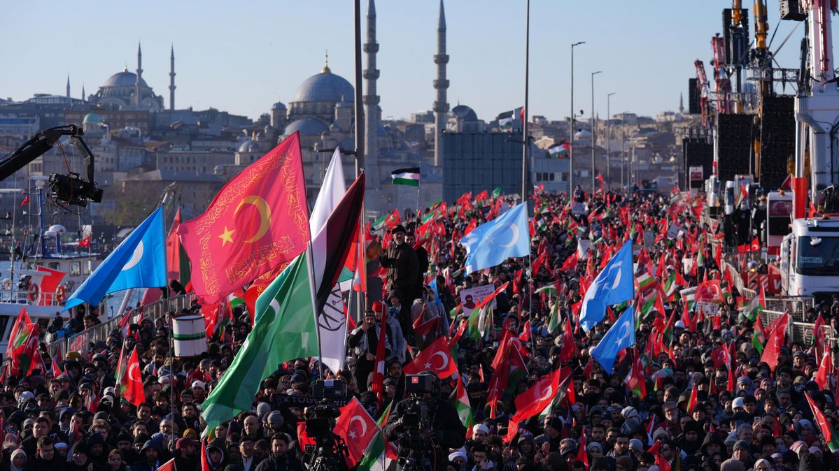 Tausende demonstrieren am 01.01.2026 in Istanbul für ein Ende des Kriegs in Gaza.
