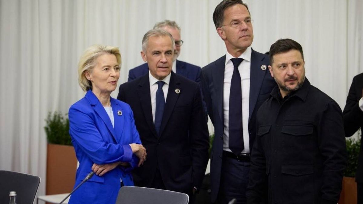Der kanadische Premierminister Mark Carney beim Treffen der Europäischen Politischen Gemeinschaft im Mai 2026 Vier Politiker stehen zusammen