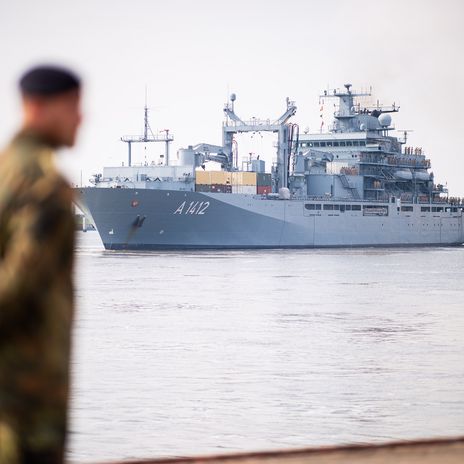 Verabschiedung des Einsatzgruppenversorgers FGS Frankfurt am Main in den Einsatz im Indo-Pazifik am Marinestützpunkt Wilhelmshaven am 7. Mai 2024.