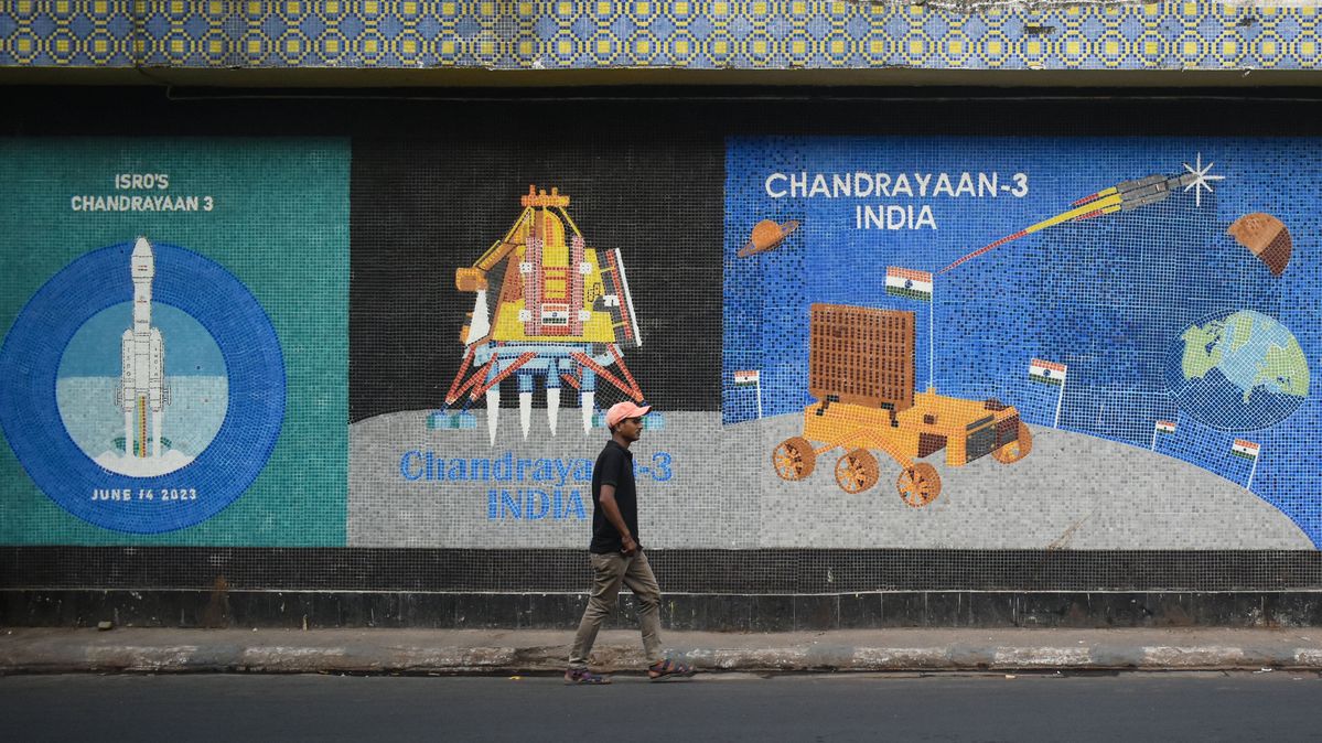 Wandgemälde von Chandrayaan 3 (dritte Monderkundungs-Raumsonde der indischen Raumfahrtbehörde) in Kalkutta, Indien Mosaikbilder dritten indischen Monderkundungsmission