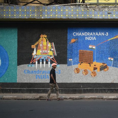 Wandgemälde von Chandrayaan 3 (dritte Monderkundungs-Raumsonde der indischen Raumfahrtbehörde) in Kalkutta, Indien