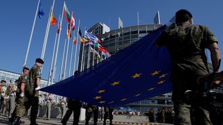 Soldaten des Eurocorps halten die europäische Flagge vor dem EU-Parlament in Straßburg, Frankreich