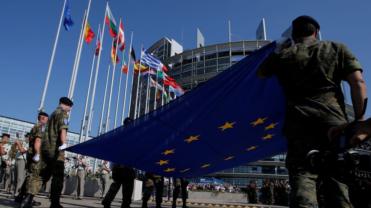 Soldaten des Eurocorps halten die europäische Flagge vor dem EU-Parlament in Straßburg, Frankreich