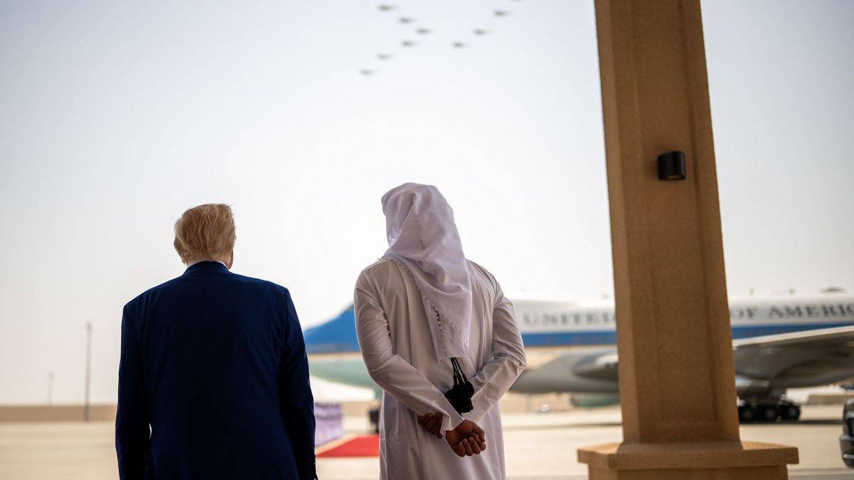 US-Präsident Donald Trump und der Emir von Katar, Scheich Tamim bin Hamad Al Thani, auf dem Luftwaffenstützpunkt Al-Udeid in Doha Der US-Präsident und der Emir von Katar stehen mit dem Rücken zur Kamera und schauen auf ein Flugzeug