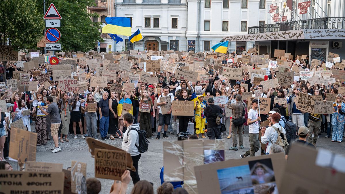 Demonstrierende protestieren am 20. Juli 2026 in Kyjiw gegen die Entlassung des ukrainischen Verteidigungsministers Mychajlo Fedorow. Eine Menschenansammlung mit Protestschildern und Ukraineflaggen.