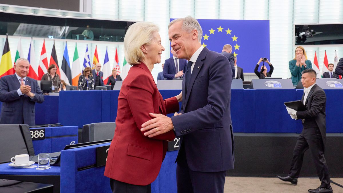 EU-Kommissionspräsidentin Ursula von der Leyen begrüßt Kanadas Premierminister Mark Carney am 17. September 2026 in Straßburg. Von der Leyer und Carney geben sich in einem Sitzungssaal mit Europaflagge die Hand.