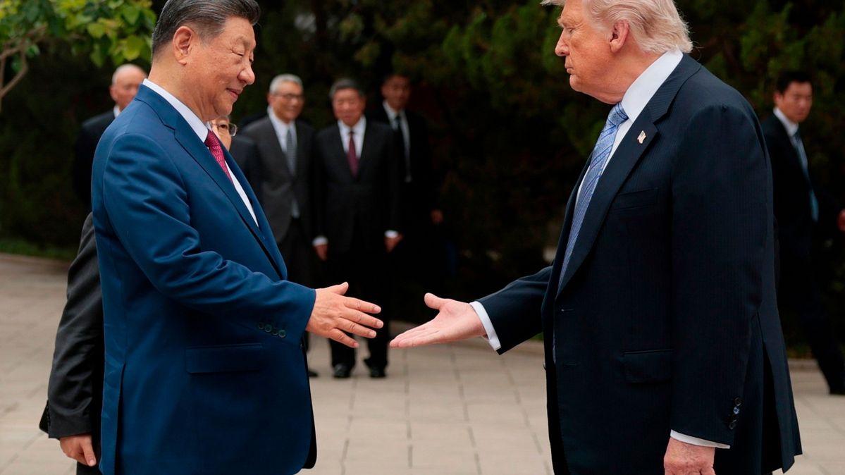 U.S. President Donald Trump and Chinese President Xi Jinping during a visit to Beijing in May 2026. Donald Trump and Chinas Staatschef shake hands
