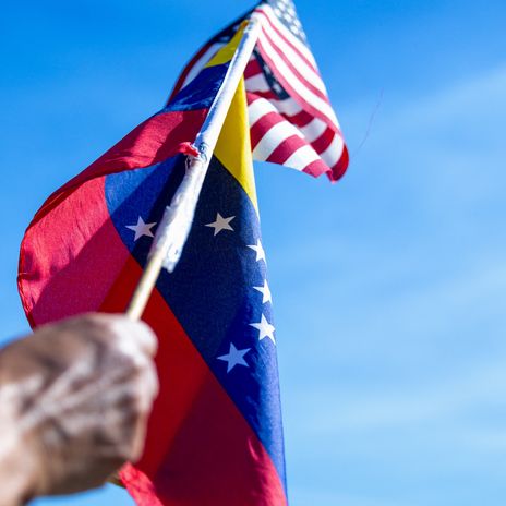 Ein Demonstrant schwenkt die Flaggen der USA und Venezuelas. Florida, 3. Januar 2026.