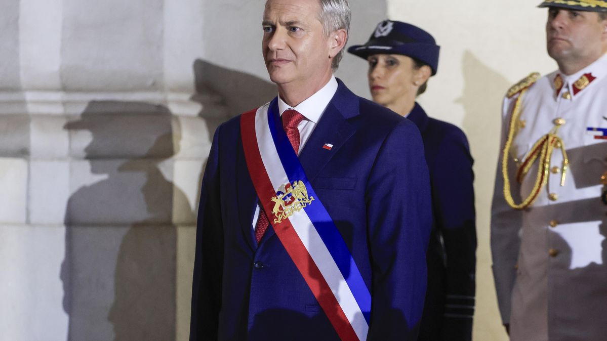 Der neue chilenische Präsident José Antonio Kast vor dem Präsidentenpalast in Santiago de Chile am 11. März 2026 Der neue chilenische Präsident steht vor Armeeangehörigen.