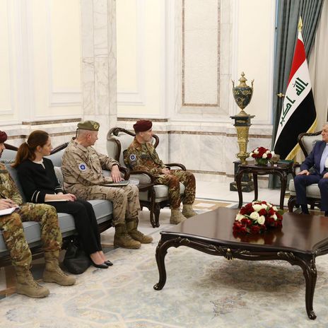 Der irakische Präsident Abd al-Latif Jamal Rashid empfängt den Kommandeur der NATO-Mission im Irak Giovanni Iannucci im Mai 2023.