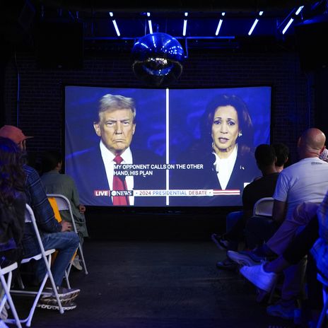 Die beiden US-Präsidentschaftskandidaten Kamala Harris und Donald Trump während der TV-Debatte am 10. Oktober 2024