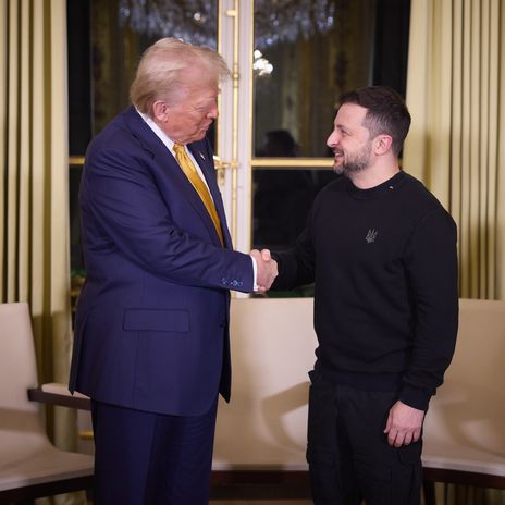 Der designierte US-Präsident Donald Trump und der ukrainische Präsident Wolodymyr Selenskyj beim Besuch in Paris, Dezember 2024