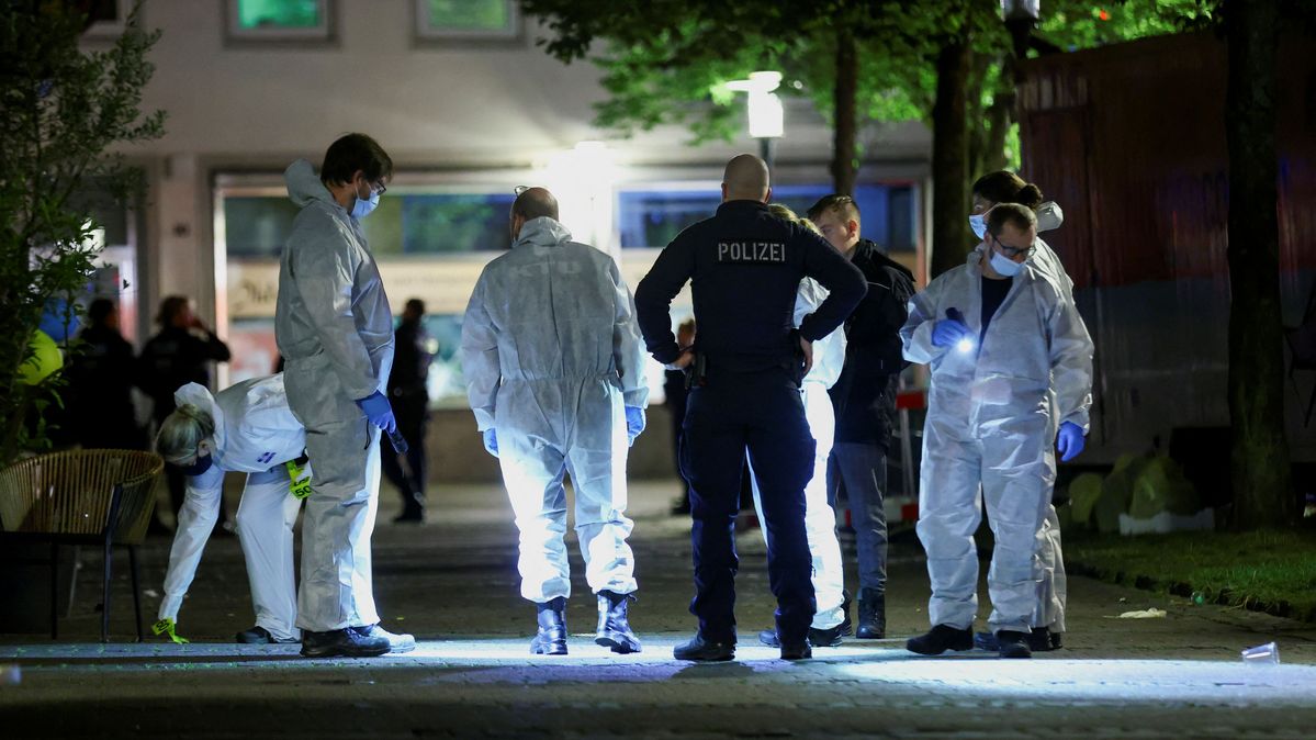 Polizisten und Gerichtsmediziner arbeiten nach einer Messerattacke auf einem Stadtfest in Solingen.