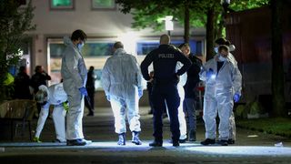 Polizisten und Gerichtsmediziner arbeiten nach einer Messerattacke auf einem Stadtfest in Solingen.