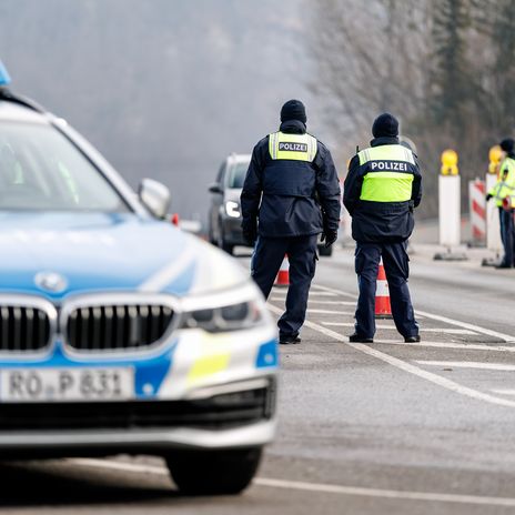 Polizisten der Bayerischen Grenzpolizei sind am Grenzübergang von Österreich nach Deutschland in Oberaudorf im Einsatz (6.2.2025)