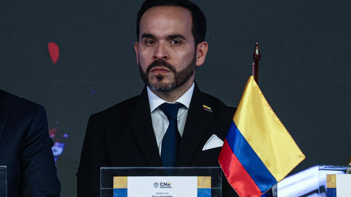 Der designierte Präsident Kolumbiens, Abelardo de la Espriella, wartet während der Amtseinführungszeremonie als neuer Präsident Kolumbiens auf die Übergabe seiner offiziellen Urkunden. Der neue kolumbianische Präsident hinter einem Rednerpult mit Kolumbienflagge