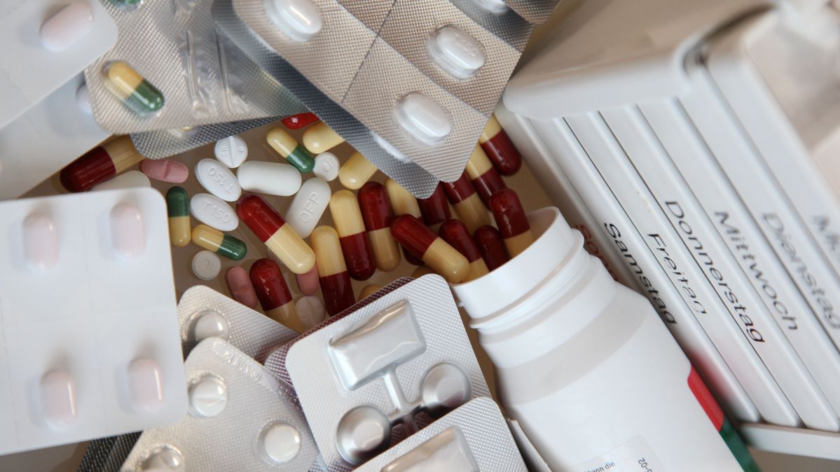 Medikamente und Arzneimittel in Tablettenform: Erstmals geht die US-Regierung mit ihren rechtlichen Befugnissen gegen die Arzneimittelpreisgestaltung anderer Länder vor. Tabletten liegen lose übereinander, daneben ein Stapel mit Medikamentenpackungen