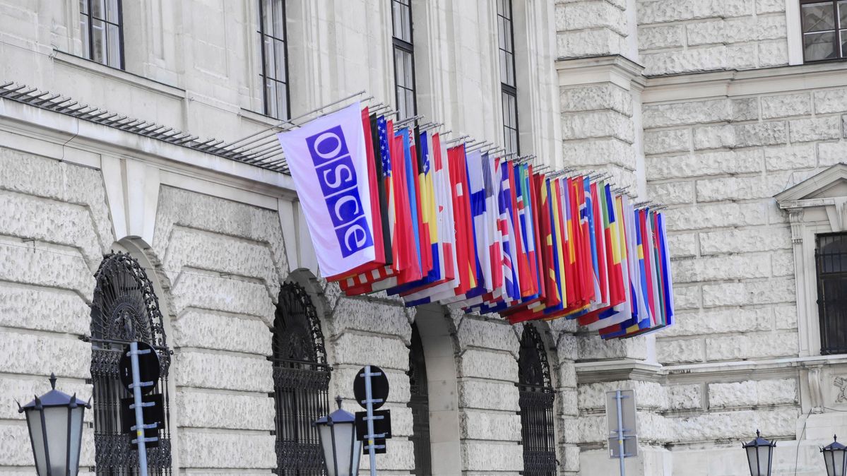 Gebäude der OSZE mit internationalen Flaggen in Wien Ein Gebäude mit Flaggen