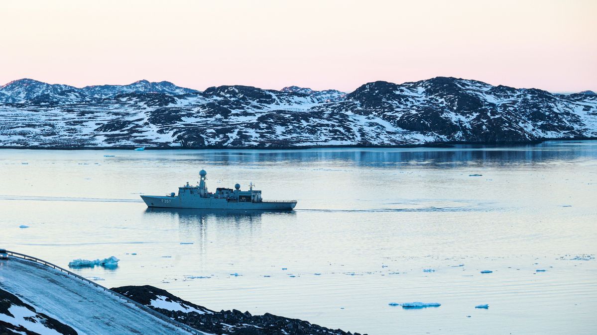 Ein Schiff der dänischen Marine in der Davisstraße vor Grönland